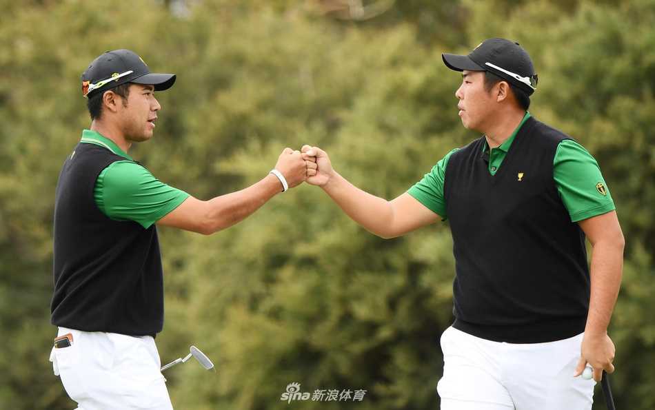 老虎伍兹与贾斯汀·托马斯在第十八洞果岭，为关键的小鸟推凝视球线，全场气氛凝固