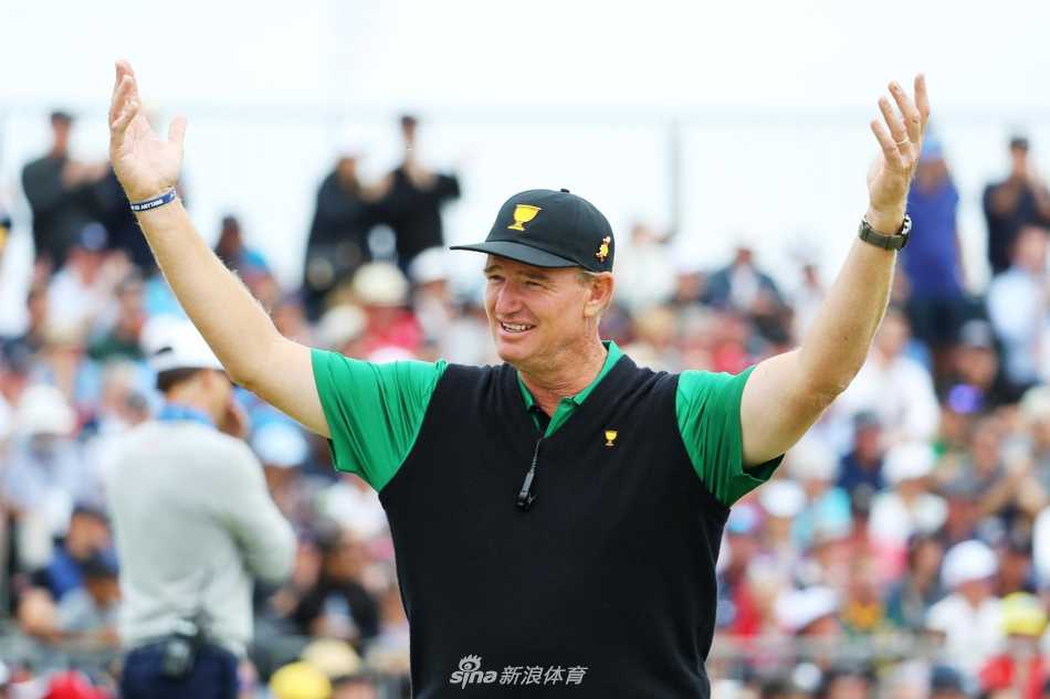 国际队队长厄尼·埃尔斯站在场边，神情专注地观察比赛，思考应对策略