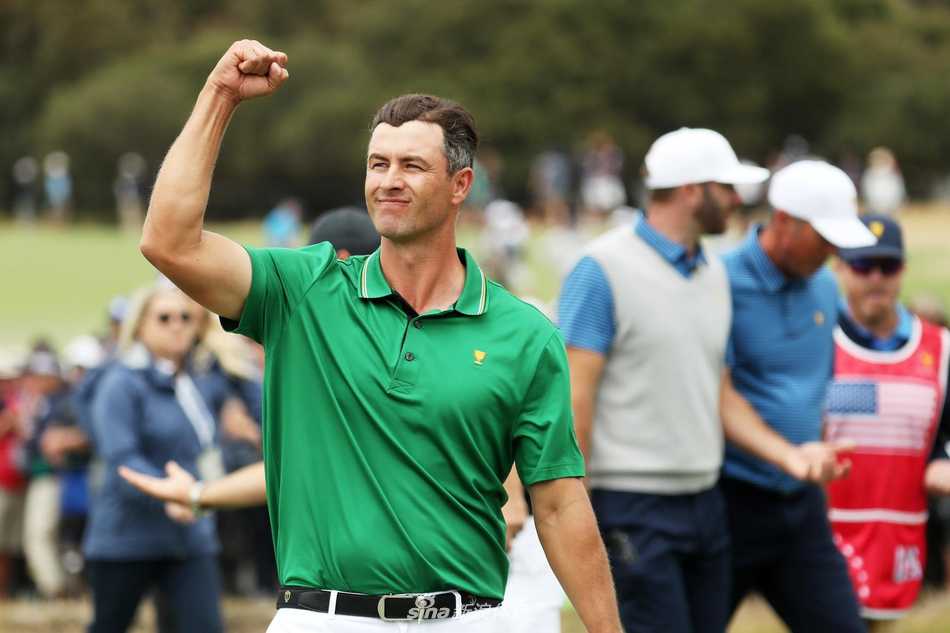 美国队队员聚集在一起击掌相庆，团队士气在完成逆转后空前高涨