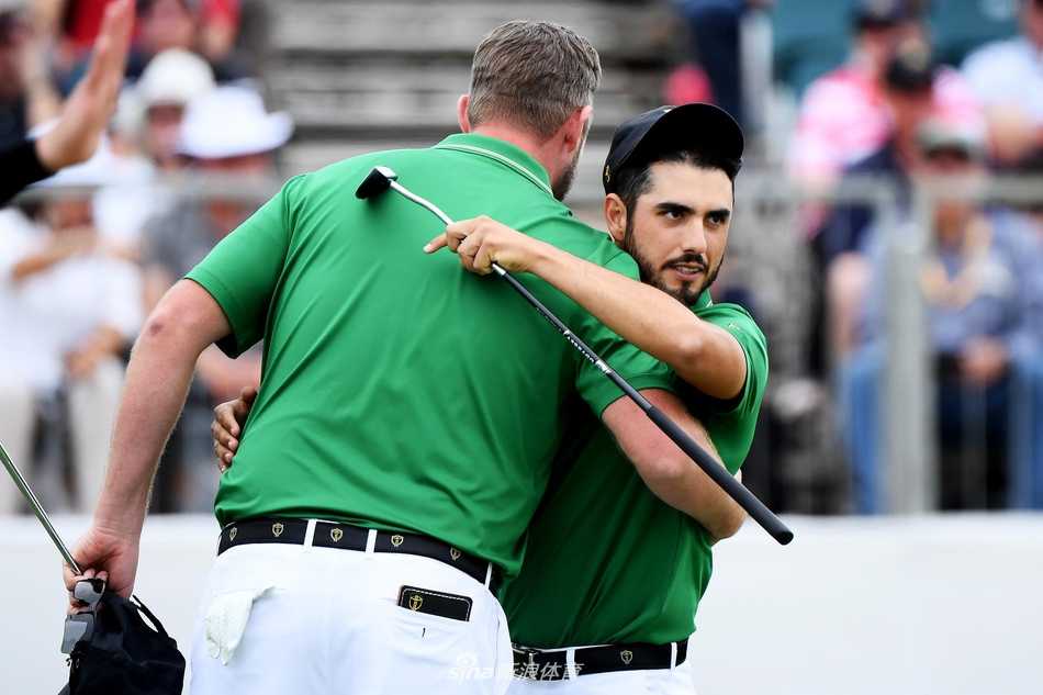 皇家墨尔本球场第18洞果岭全景，沙坑环绕，果岭起伏，见证了无数关键时刻