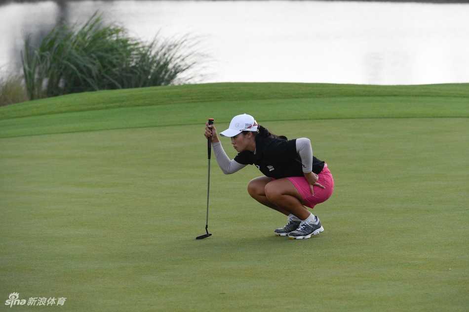 陈沛成在沙坑救球瞬间，沙粒飞扬中显露少年不服输的坚毅神情