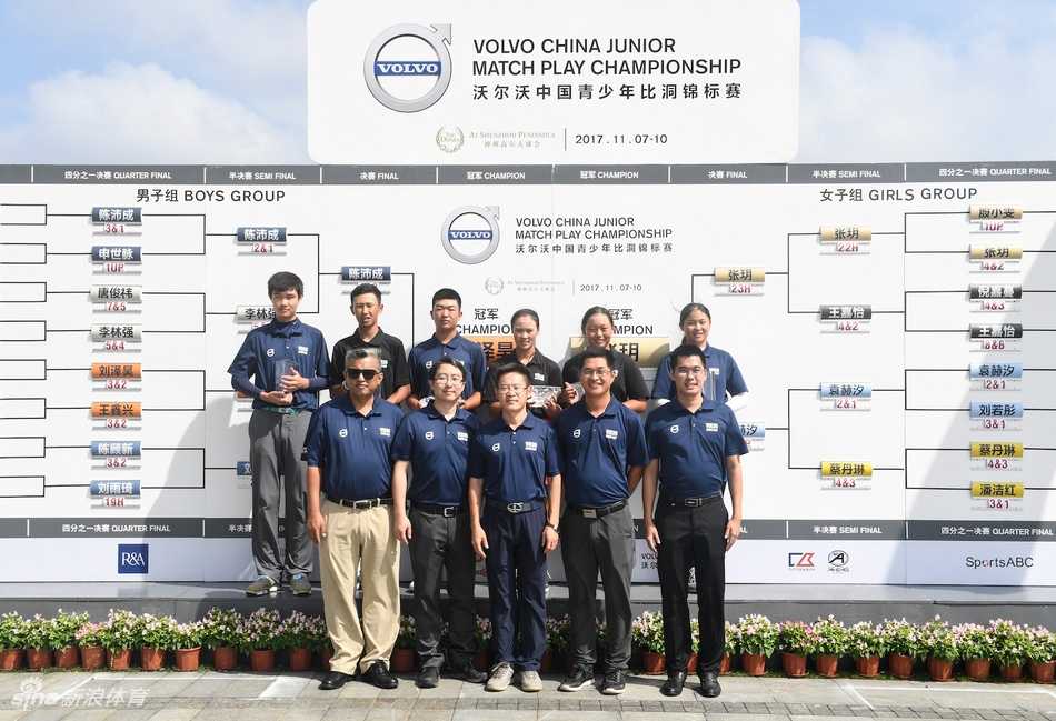 冠军刘泽昊高举奖杯笑容灿烂，阳光洒在银色奖杯上折射出耀眼的光芒