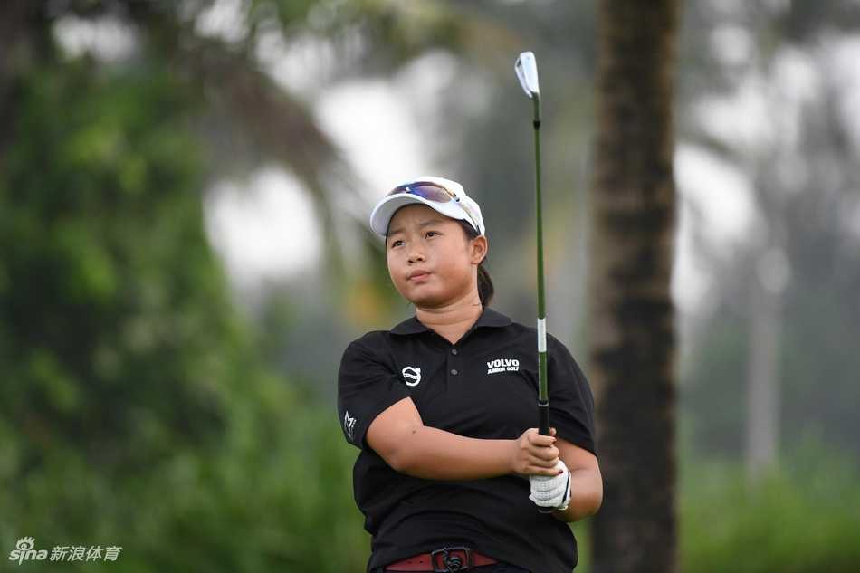 张玥细心擦拭心爱的推杆，专注的神情里藏着对高尔夫最纯粹的热爱