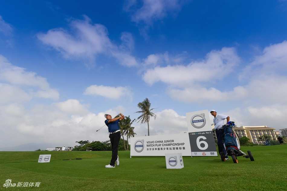 夕阳下的冠军合影，金色余晖为年轻的脸庞镀上温暖光芒，未来之路在脚下延伸