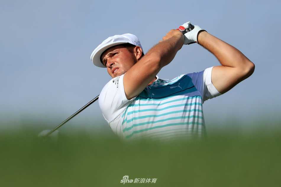 布鲁克斯·科普卡在球道上充满力量地挥杆，身体肌肉线条紧绷，展现出世界第一的爆发力