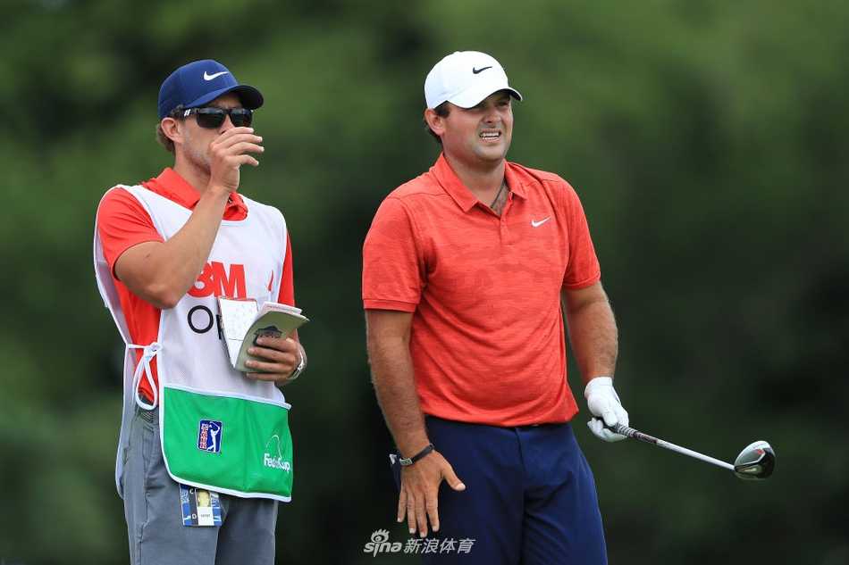 布莱森·德尚博挥杆瞬间，他独特的单平面挥杆动作幅度巨大，充满几何美感，引人注目