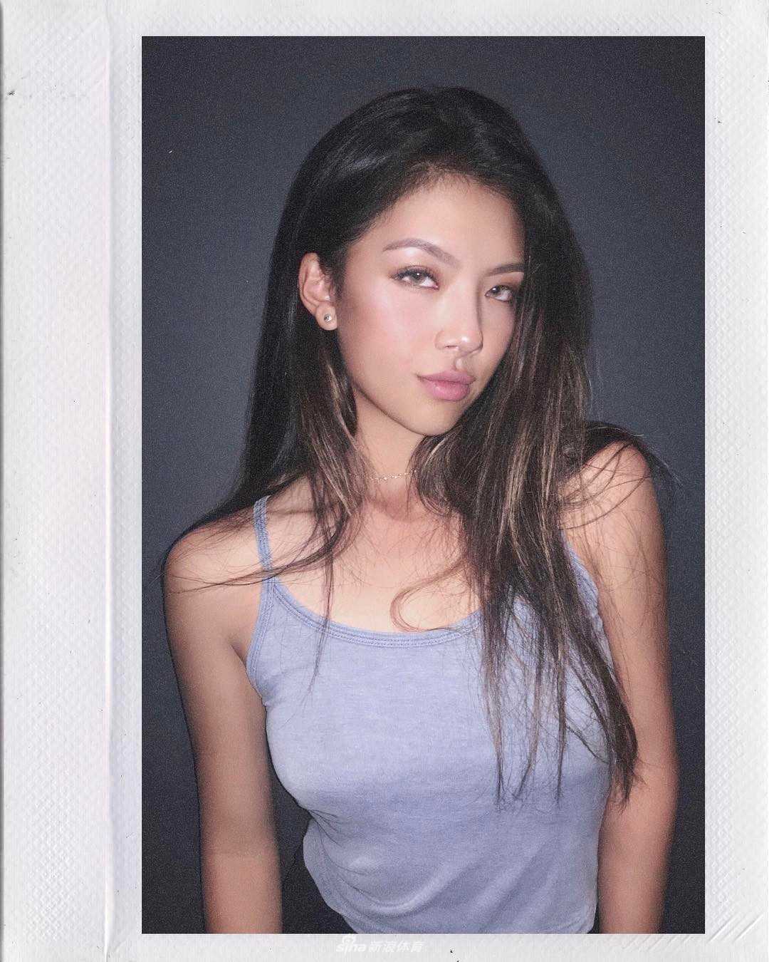 何沐妮在果岭边专注推杆，目光如炬凝视球线