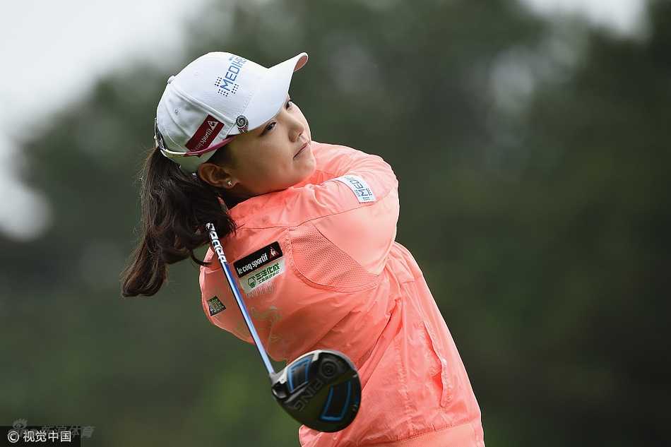 石昱婷侧身站立，手握球杆凝视远方落点，姿态从容而坚定