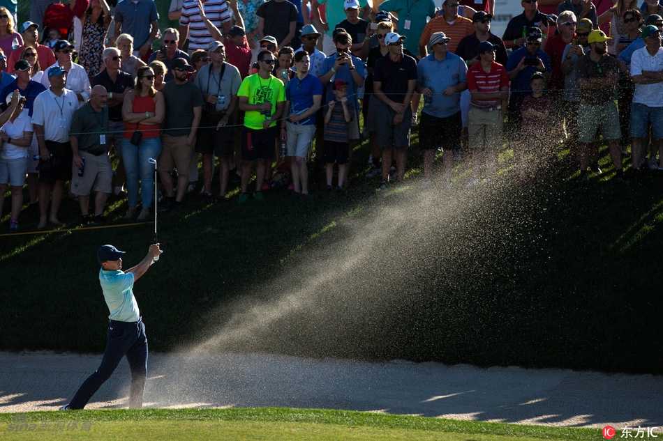 斯皮思的沙坑击球瞬间，沙花飞溅，这是决定冠军归属的经典技术动作