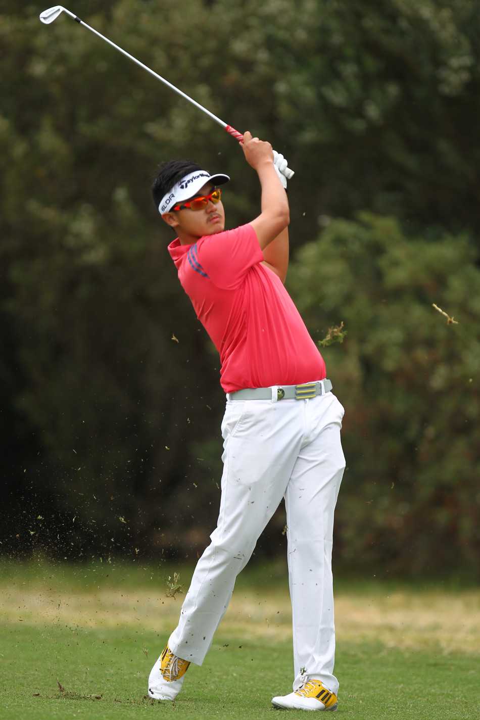 袁也淳从沙坑中成功救球后露出专注神情，展示了年轻球员处理棘手球位的决心与能力