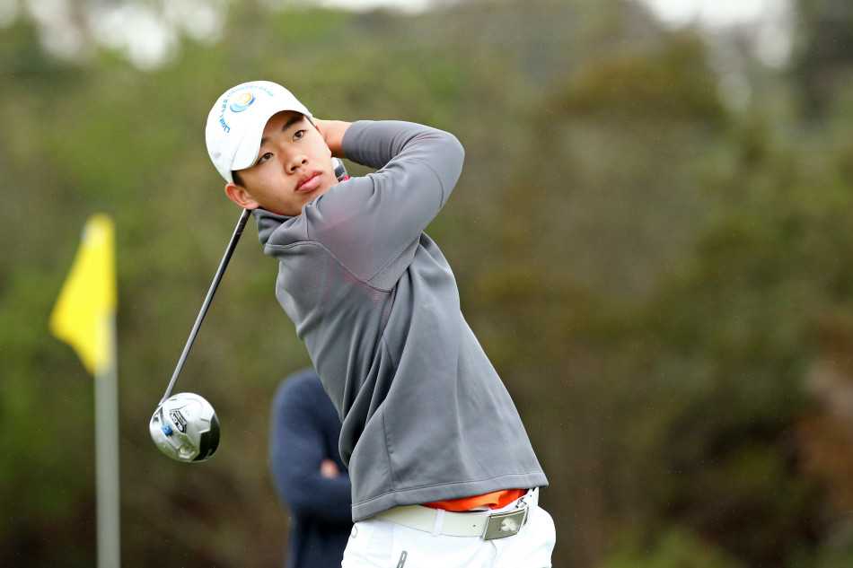 窦泽成在比赛中挥杆瞬间，身体线条充满年轻的力量感，背景是广阔的球场与天空，象征职业生涯的无尽可能