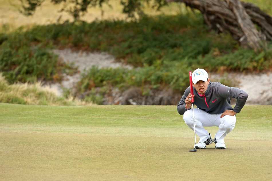 关天朗在赛后新闻发布会上认真回答记者提问，表情从容，展现了新一代中国球员的职业风范