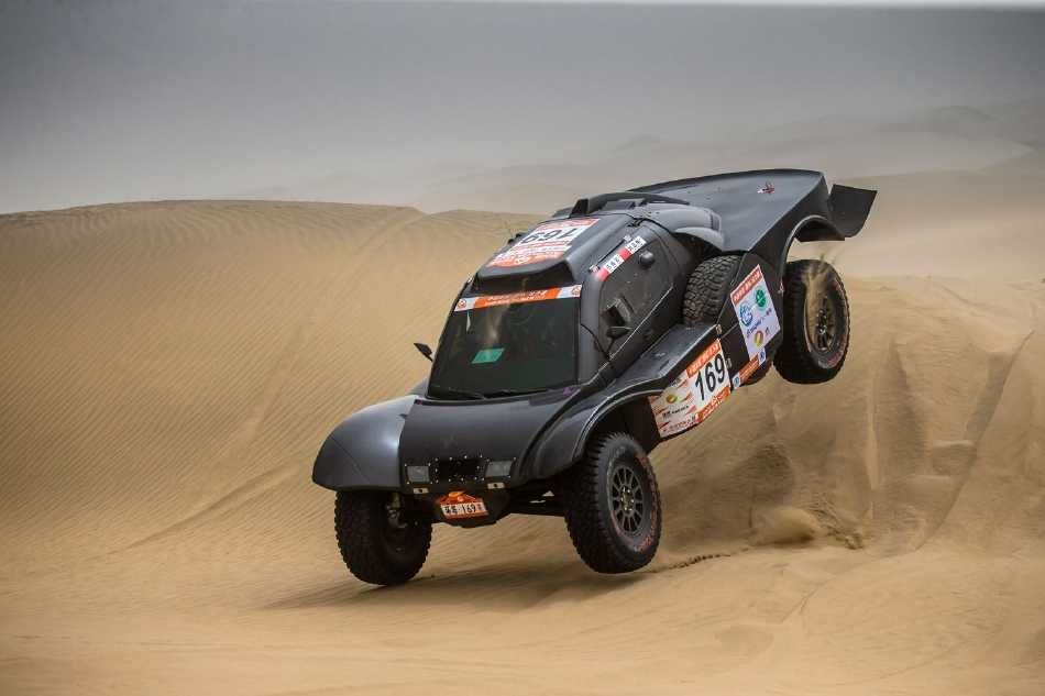 摩托车手压低身姿奋力冲上高耸沙梁，车轮卷起的沙瀑逆光飞舞，构成一幅力与美交织的拼搏剪影。