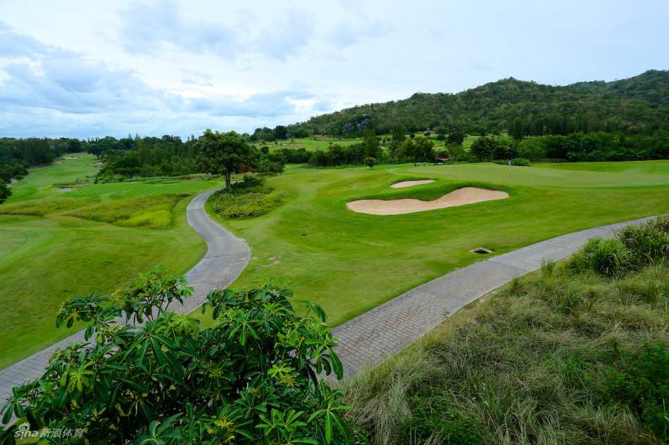 高尔夫球手正面向蔚蓝大海潇洒挥杆，海天相接处霞光微露，展现力量与宁静共存的完美瞬间