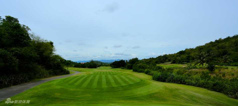优雅的泰式风格会所掩映在碧水与绿荫之间，水面如镜倒映建筑与天空，静谧如世外桃源