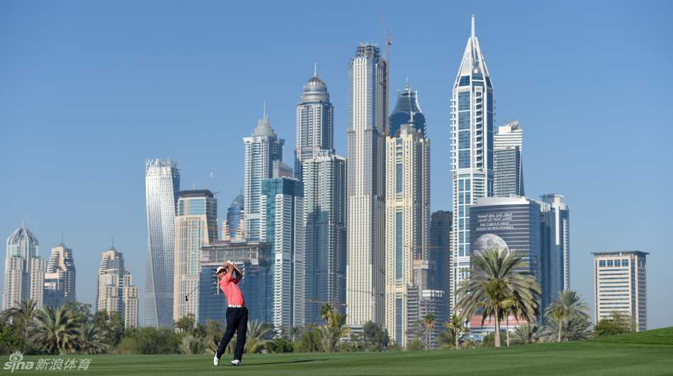 阳光洒在广阔的沙漠球场上，球道绿意盎然蜿蜒向前，与远方的荒凉沙丘形成鲜明而美丽的对比。