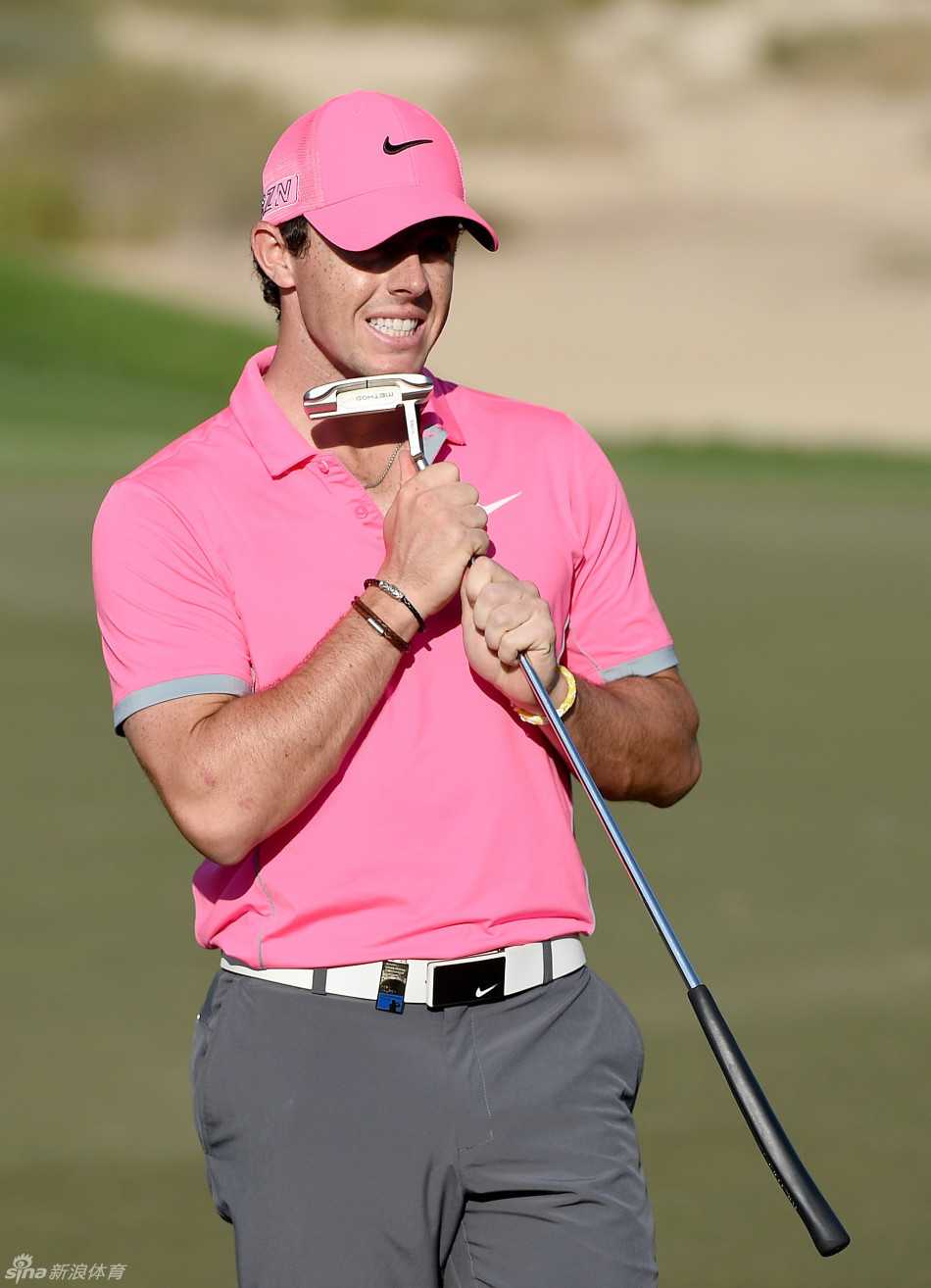 加西亚与球童并肩站在果岭边，共同认真观察推杆路线，两人专注的背影诠释了信任与团队合作。