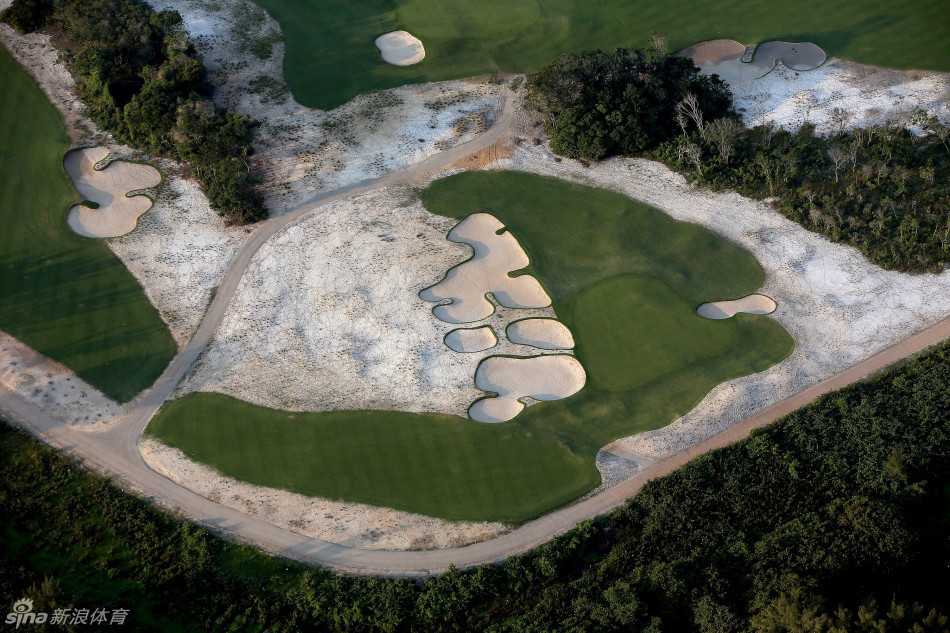 黄昏时分，工地的灯光渐次亮起，与天际残留的晚霞交织，勾勒出会所建筑的未来轮廓，充满希望与力量