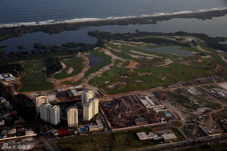 施工中的海岸会所骨架在夕阳下勾勒出坚毅的剪影，起重机与钢架结构仿佛正在编织一首面向大海的未来诗篇