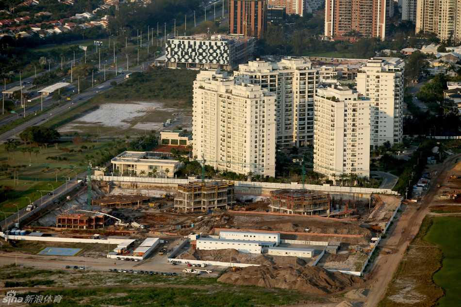 从会所建设平台向外远眺，浩瀚的大西洋波涛粼粼，未完工的看台框架将这片无敌海景定格成未来的观赛天堂