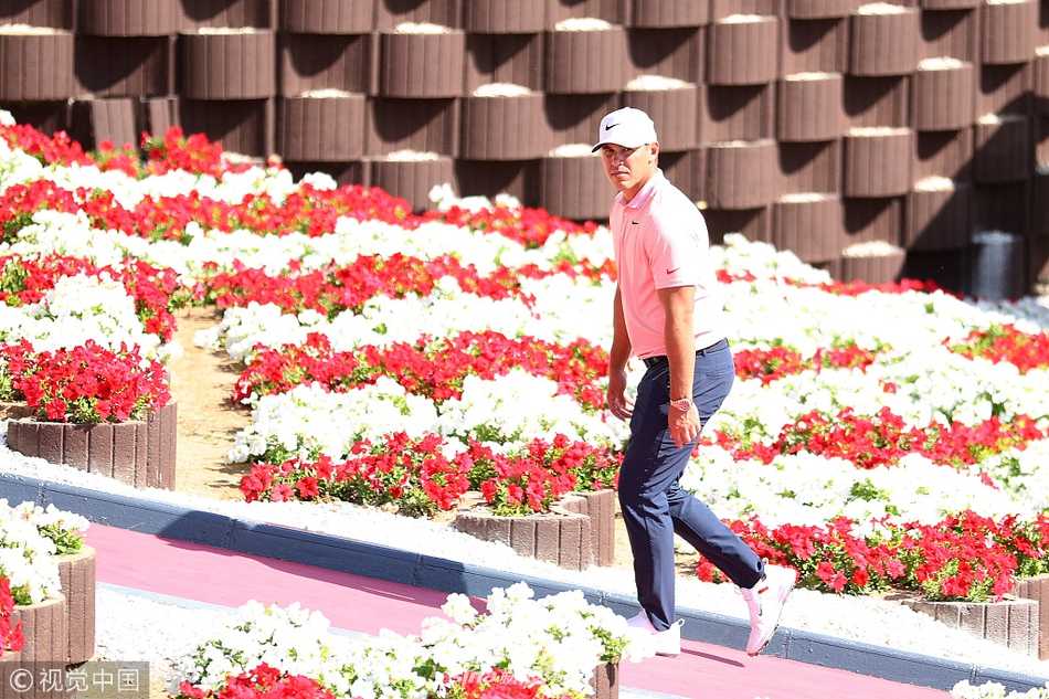 亚历山大·列维在练习果岭上专注推击，背景是夕阳洒下的金黄，宁静中弥漫着大赛前的紧张气息