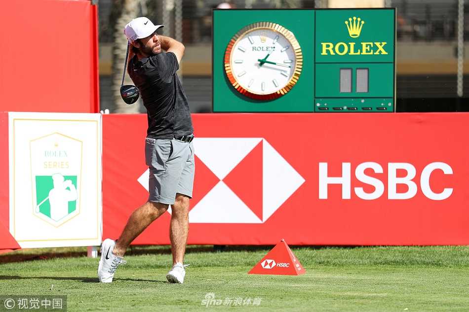 众星云集的开幕合影现场，球员们谈笑风生，背后是赛事标志，气氛轻松而热烈