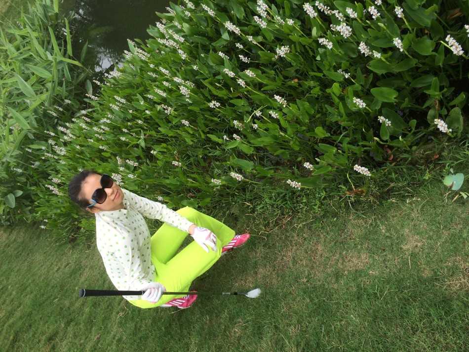 叶允嘉在练习场轻松挥杆，动作流畅自然，洋溢着享受高尔夫运动本身的纯粹乐趣