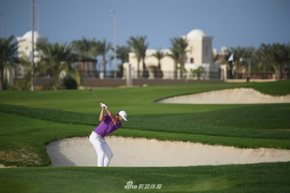 英格兰名将伊恩·保尔特在果岭边仔细研判切杆线路，表情认真而投入。