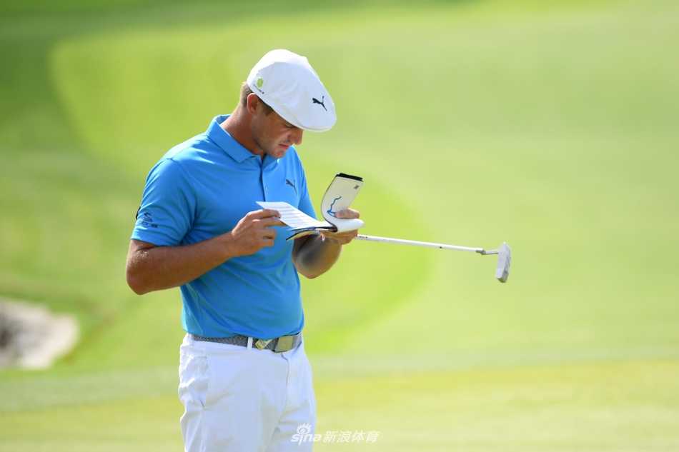 赛事观众聚集在沙坑旁的看台上，全神贯注地欣赏球员处理困难球位。