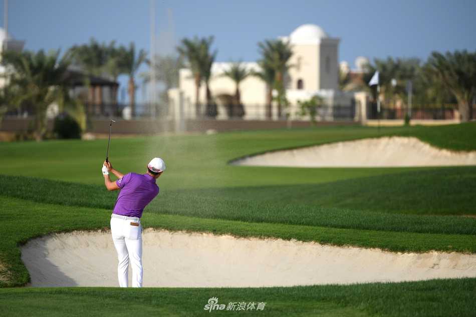 美国球星达斯汀-约翰逊在果岭上自信推杆，小球直奔洞杯而去。