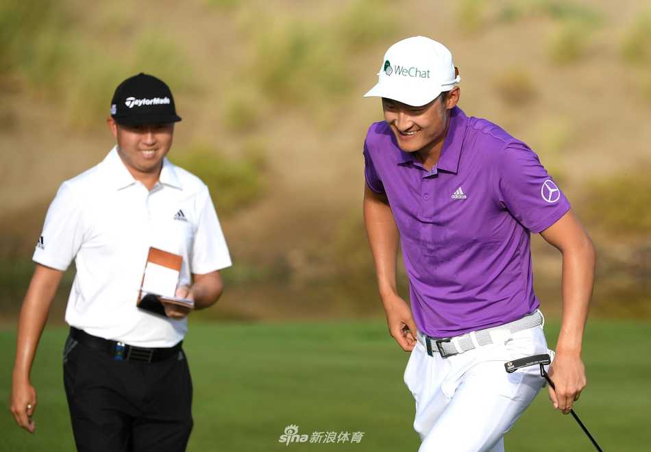 中国球星李昊桐在沙特国际赛的球道上稳健开球，身形舒展充满力量。