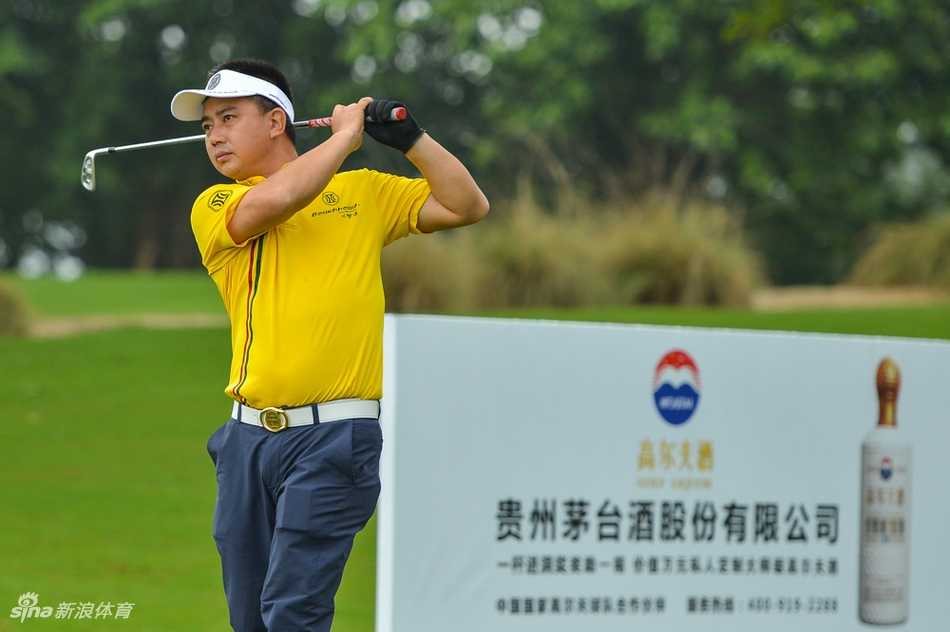 球员在宽广的球道上精准攻果岭，小球在空中划出优美弧线，背景是神州半岛标志性的绵长沙丘与蔚蓝海天。