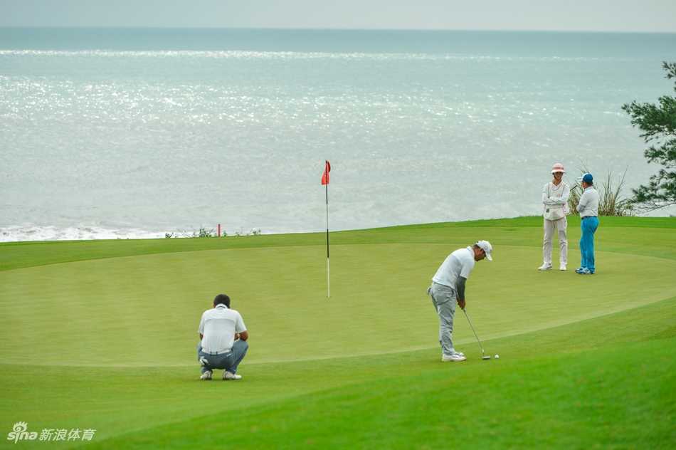 沙坑救球瞬间，沙砾飞扬，球员身体展现出完美的平衡与力量，挑战球场的障碍区。