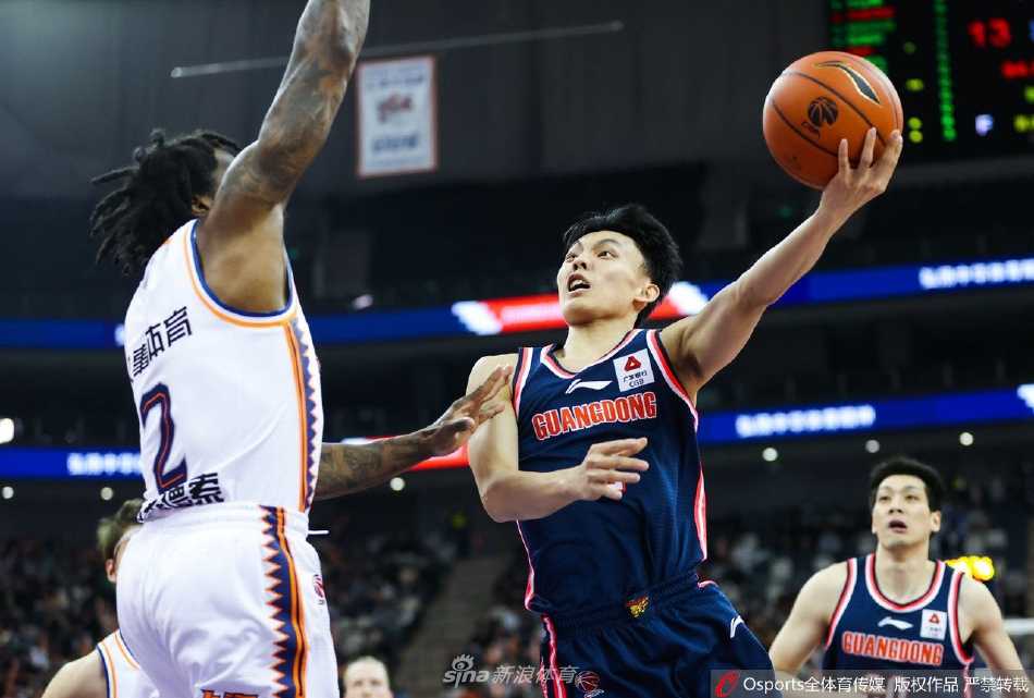 广东队的后卫双子星胡明轩与徐杰在防守成功后激情撞胸庆祝，胡明轩紧握双拳仰天长啸，徐杰则张开双臂，眼神中透露出与身材不符的坚毅和果敢。