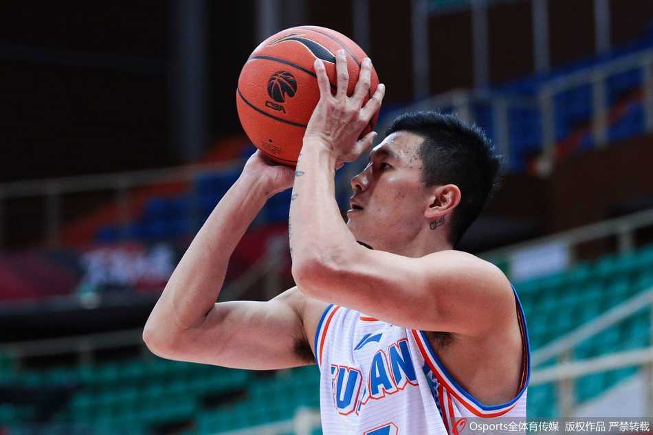 王哲林面对北控队哈里森的贴身防守，用标志性的转身跳投拿下关键两分，眼神中充满了对胜利的渴望。