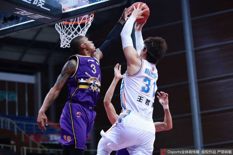 高登在三人包夹的缝隙中送出精妙击地传球，这一刻他就像球场上的指挥官，轻松撕破了北控队的整条防线。