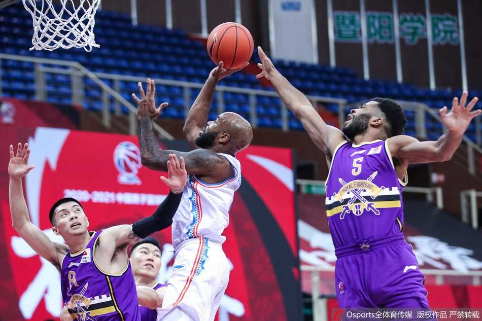 黄毅超抢断后发动快攻一条龙上篮，速度之快让北控回防队员只能望其项背，展现出了福建队难得的活力与激情。