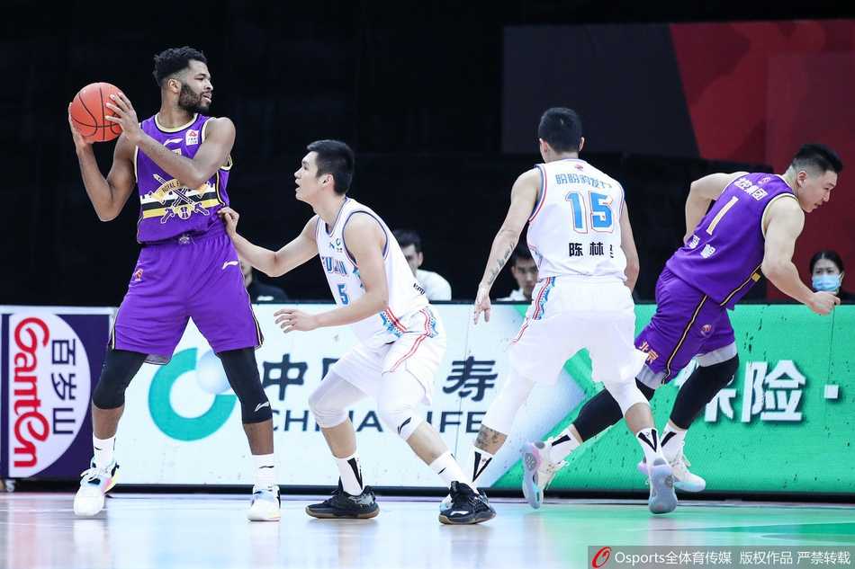 王哲林在三人围堵下奋力摘下前场篮板，强硬的卡位和霸气的姿态仿佛在向全场宣告他对禁区的绝对统治权。