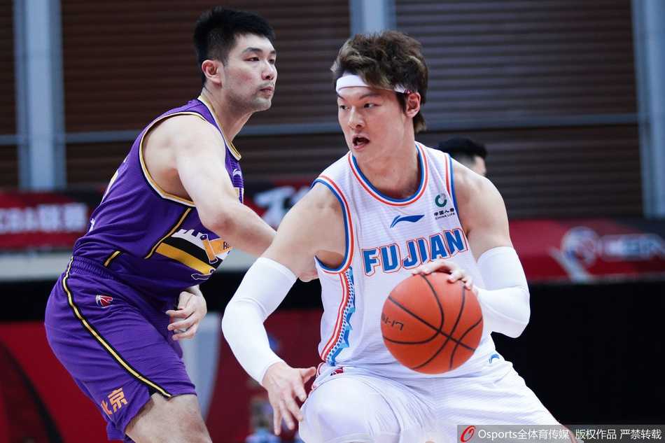 陈林坚接球后迎着防守者干拔三分，篮球划出一道彩虹般的弧线空心入网，这一刻他就是福建队最冷血的得分手。