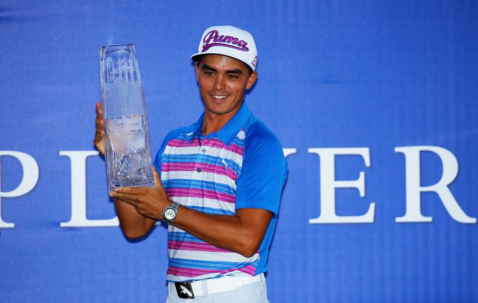 福勒深情亲吻女友亚历克西斯，庆祝这来之不易的胜利时刻