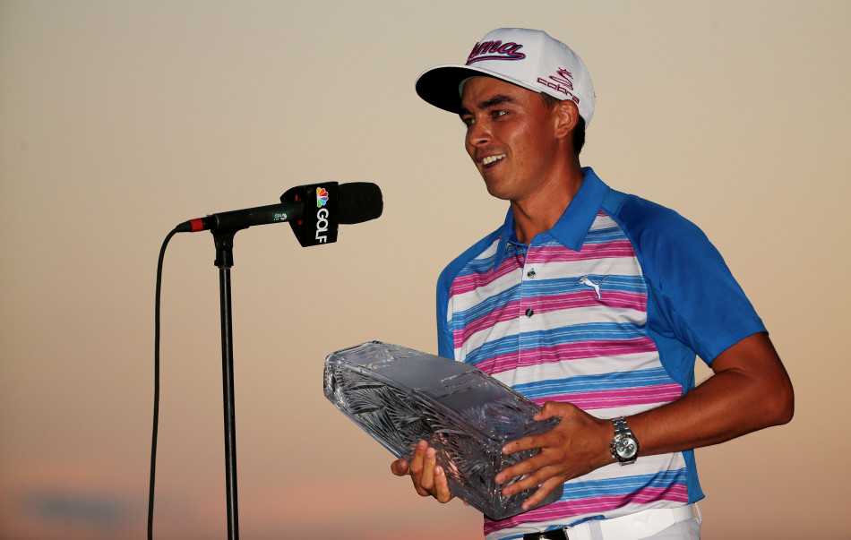 获胜瞬间，福勒激动地与长期合作的球童击掌拥抱，共享艰难胜利的喜悦