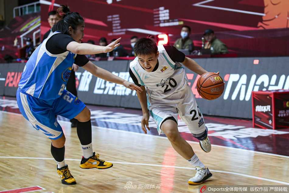 福建女篮后卫魏于淳在辽宁队员严防死守下，坚定持球寻找突破空间，眼神充满斗志