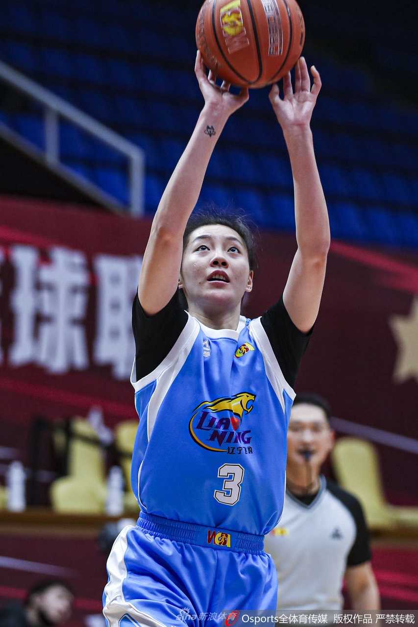 赛后双方球员互相致意，福建女篮球员脸上带着不甘但依然保持风度，与辽宁队球员击掌