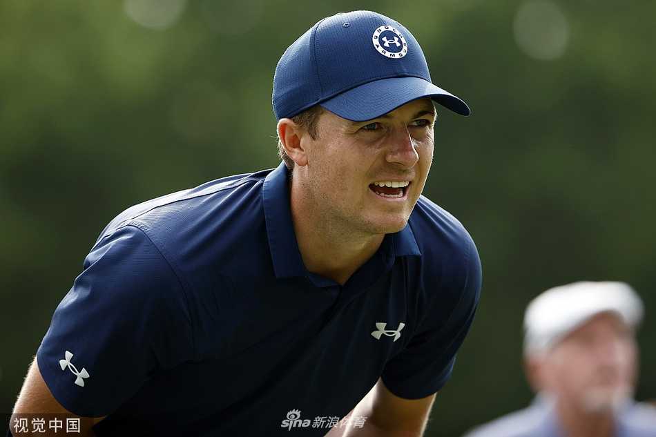 夺冠后，简森·科克拉克紧握双拳，仰天怒吼，释放着积压了十年的压力与激动之情。