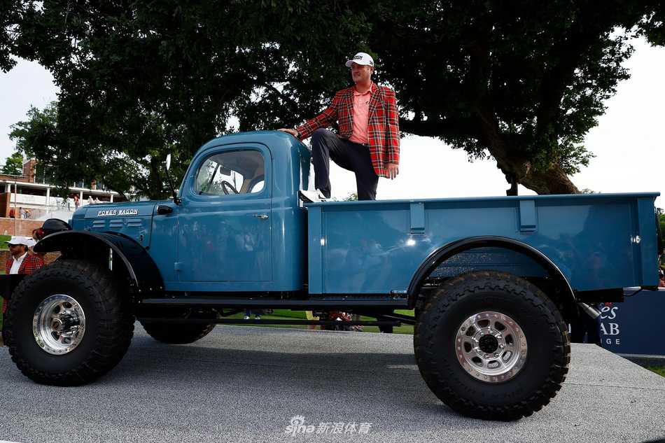 科克拉克在果岭边接受采访，手捧伦纳德奖杯，脸上洋溢着灿烂而真诚的笑容。