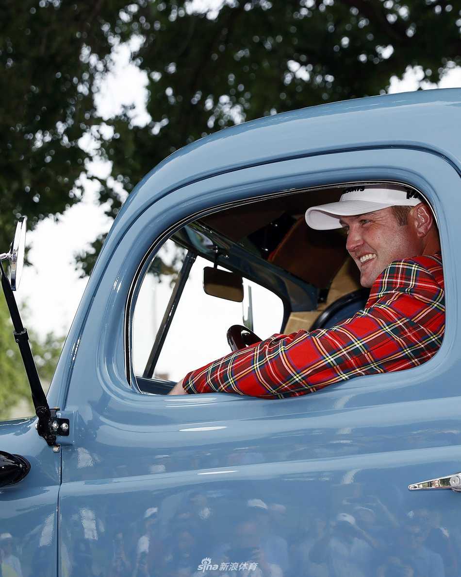 赛事工作人员正在认真擦拭并准备陈列伦纳德奖杯，象征着对冠军的至高尊重。