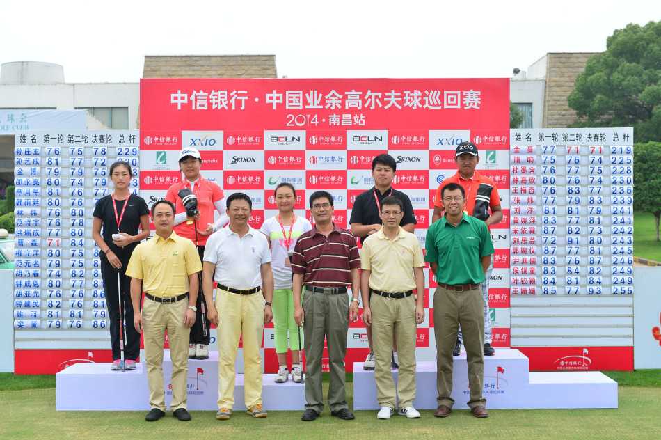 颁奖台上，嘉宾与冠军们手持奖杯并肩而立，灿烂的笑容与金色奖杯在阳光下熠熠生辉