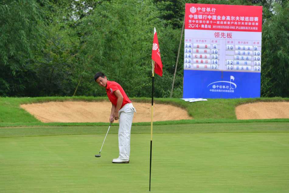 夕阳下，一位球员完成今日最后一击，收杆姿态潇洒，构成一幅完美的运动剪影