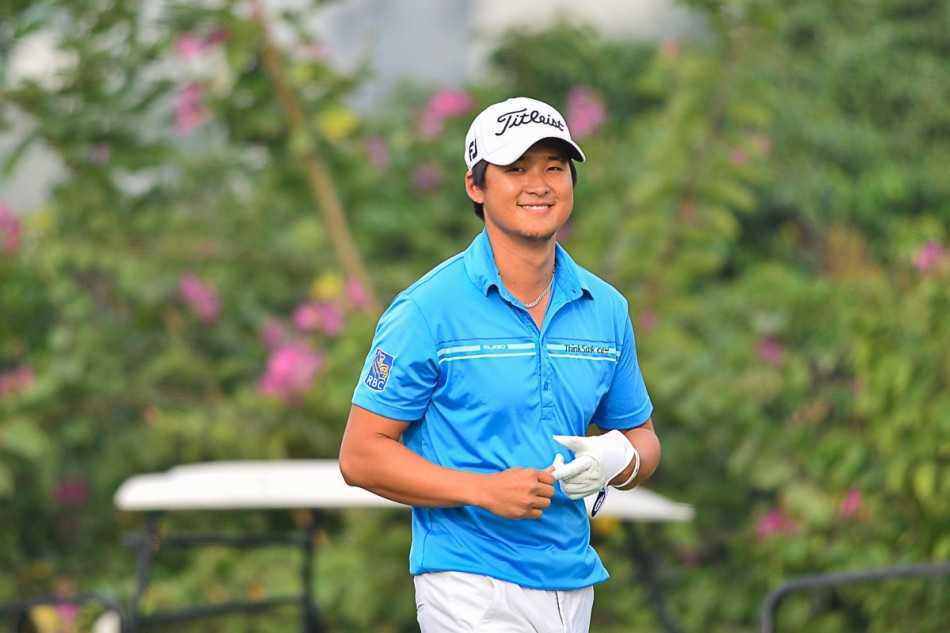 李昊桐全神贯注，正准备用一号木进行强有力的开球，他的身姿挺拔而充满力量