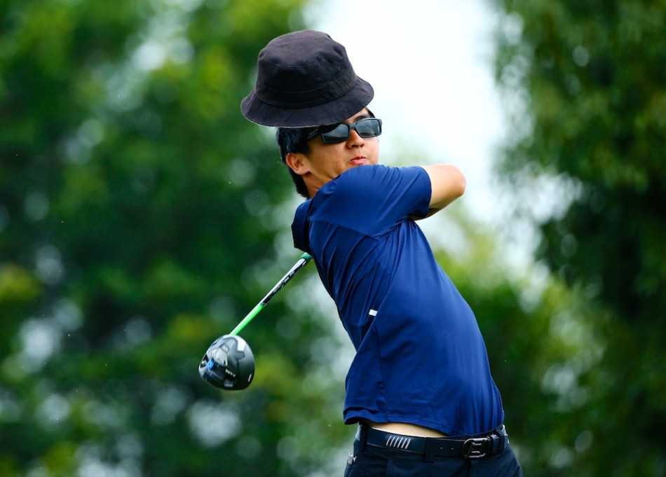 窦泽成与金诚在球道上并肩而行，边走边进行着友好的技术交流